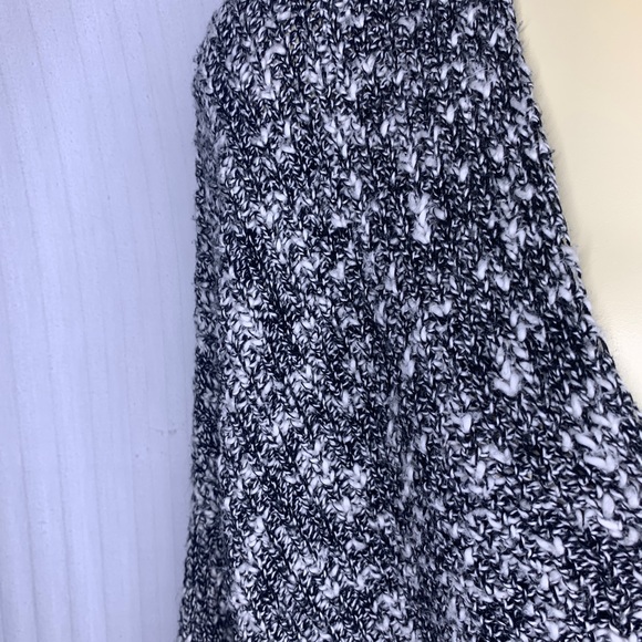 Express Cropped Sweater V-Neck Knit Black White Soft Size Small Cut Out Back - Picture 2 of 14